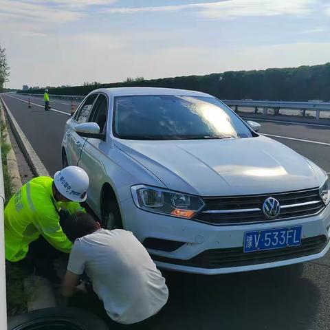 烈日下的守护：郏县路产管理大队助司乘更换备胎获赞
