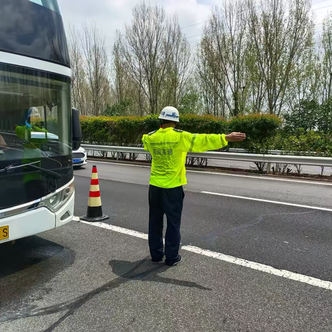 郏县路产管理大队迅速处置大巴车故障 确保乘客安全