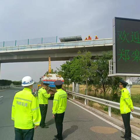 拆除非法广告牌 消除隐患保畅通 ‍