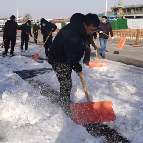 雪寒人心暖，“先锋”保畅通——庄园中学党员干部齐扫道路积雪