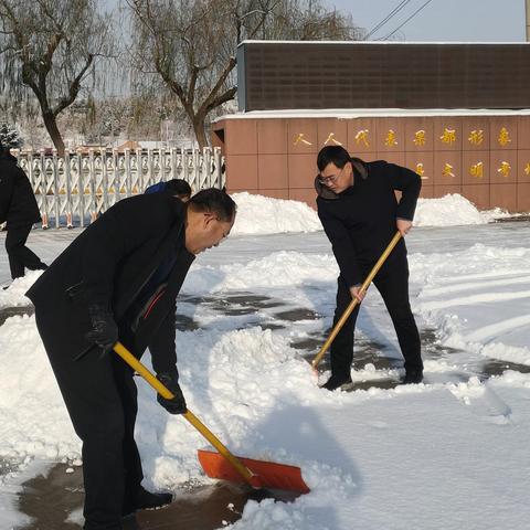 教师齐上阵，扫雪显担当——庄园中学组织清扫校园积雪