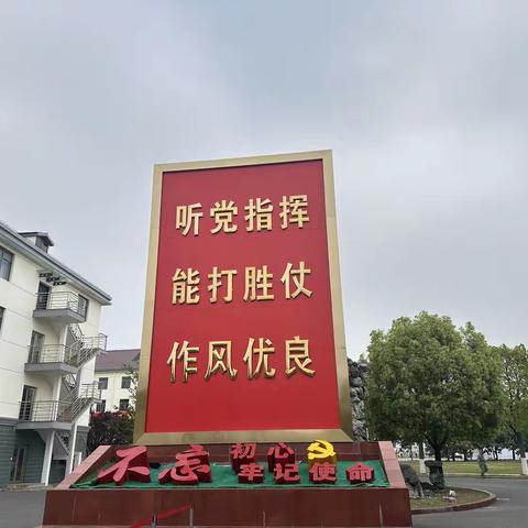 【共康雅苑】战鹰振翅映童心 小小少年筑梦想 —— 共康雅苑居委会组织社区小先生参观人民海军成立76周年开放日活动