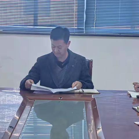 1月20日，汽车小镇服务中心召开全体人员会议传达区“两会”会议精神