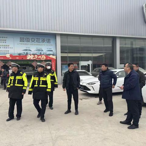 汽车小镇服务中心联合区交警大队对园区车辆乱停乱放进行整治