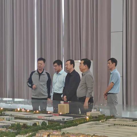 9月28日，厦门风云科技股份有限公司董事长黄顺坚、副总裁叶震海一行到汽车小镇参观考察
