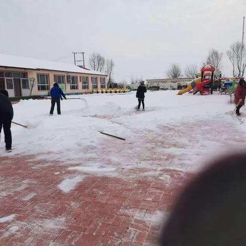 于桥乡郭桥幼儿园——瑞雪洒满园  除雪暖心间