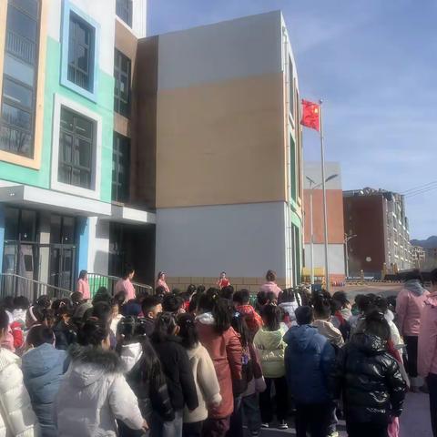 森 林 防 火 小 课 堂 萌 娃 成 长 添 保 障 ——兴隆县第二幼儿园