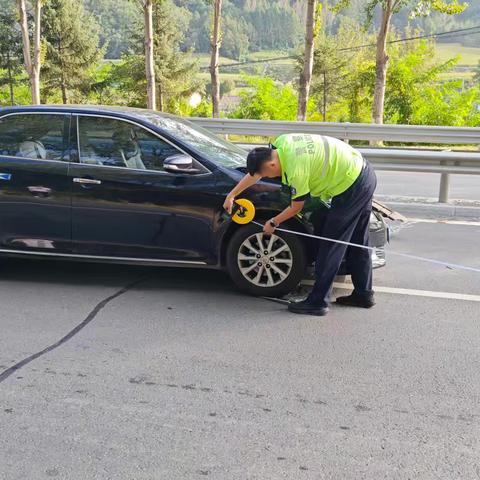 节日我在岗 | 中秋假期首日  本溪明山交警守护“在线”