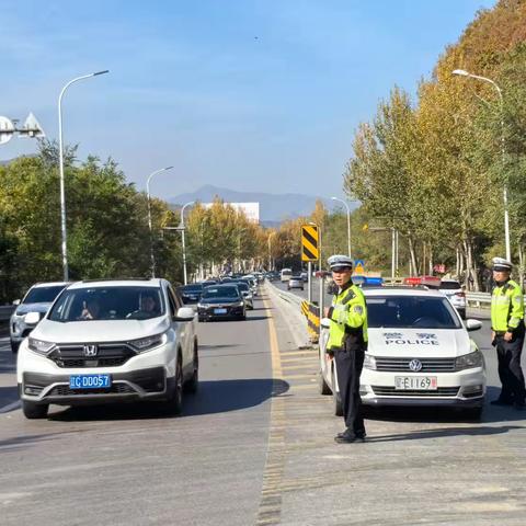 明山交警大队全力保障国庆节后旅游高峰交通安全