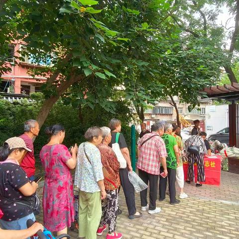 【全面过硬·品质制锦】制锦市街道福康街社区联合中国食品工业杂志社开展“爱心萝卜进社区”活动