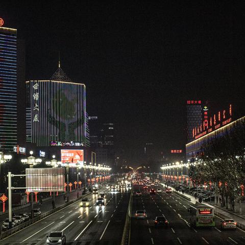 新华道过街天桥视角的夜景