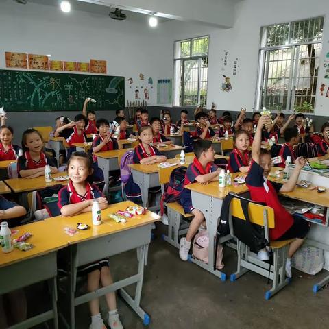 石潭镇中心小学204班小白鸽中队（第八期）——留“夏”回忆，时光有你