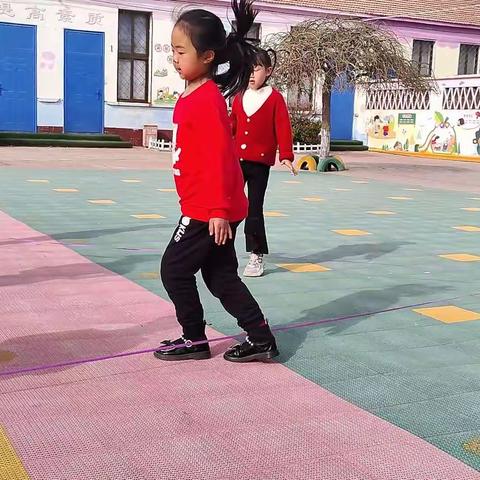 沧县李天木镇自来屯幼儿园——花样跳皮筋