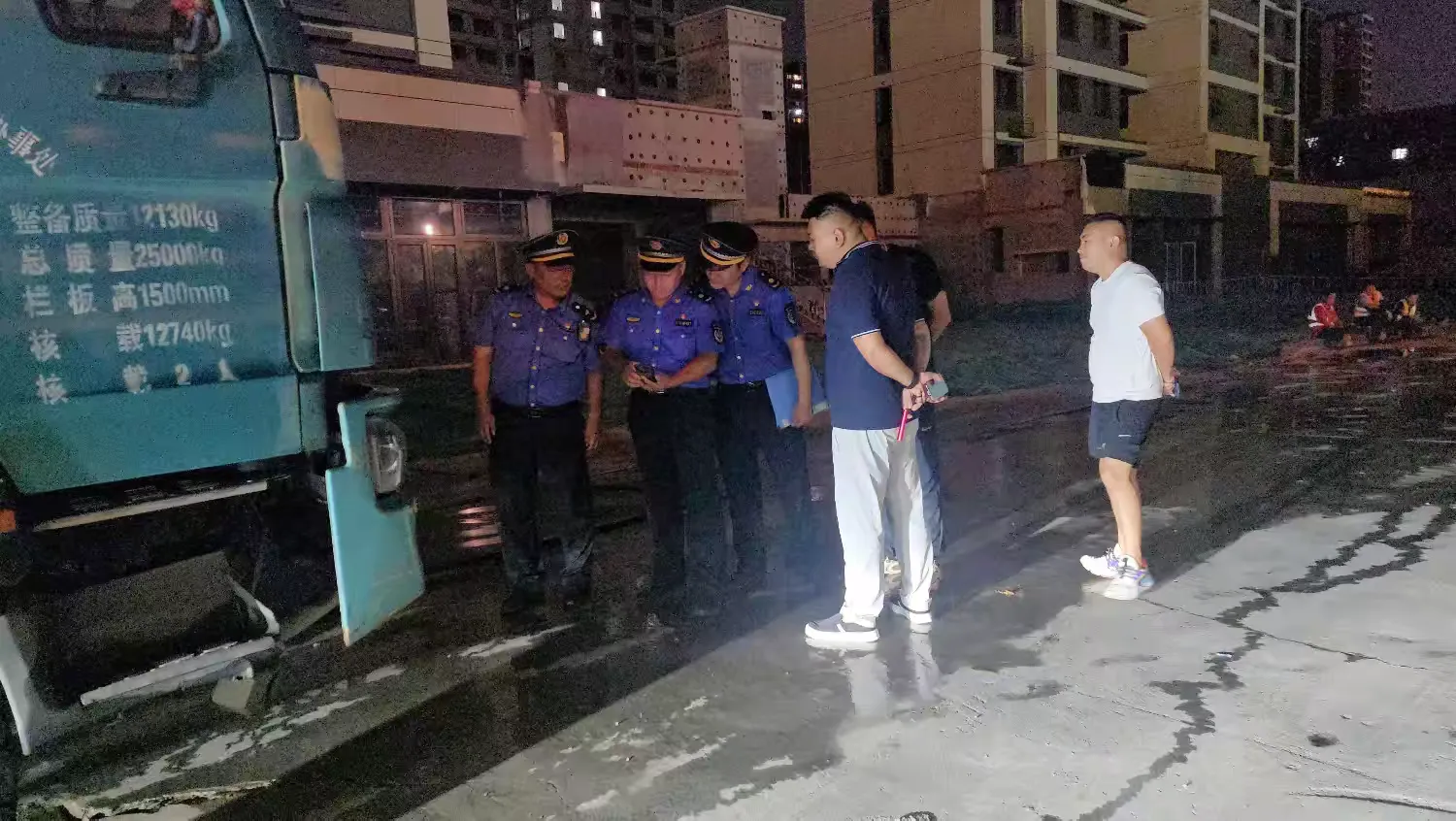 济南市渣土处置中心联合市执法支队开展建筑垃圾夜间专项检查行动