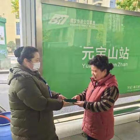 站台员工诚信归还乘客手机