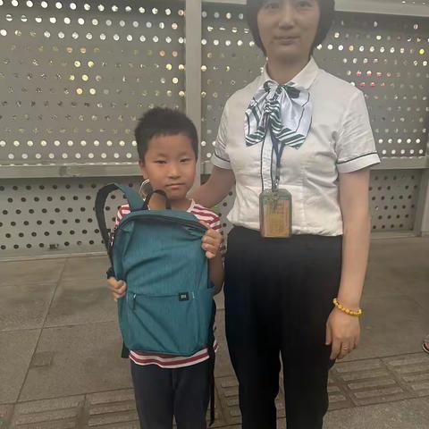 帮助小朋友寻回书包