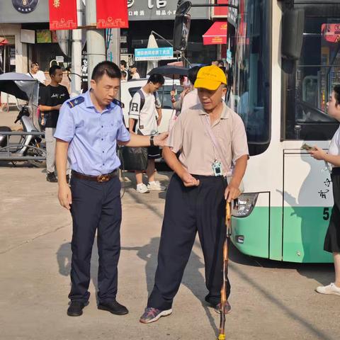 热心司机助残疾老人上车回家