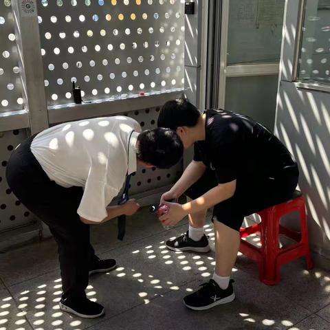 站台员工热心帮助低血糖乘客