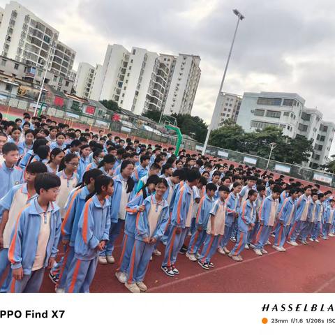 东方市港务中学2025年秋季“花梨杯”运动会足球绕杆接力比赛