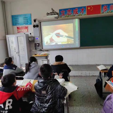 【馆陶县马头中学】“正双姿，促养成”马头中学组织学生观看规范汉字书写视频。