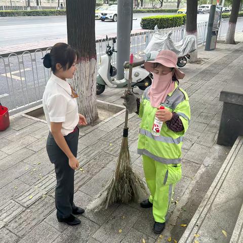 炎炎夏日送清凉，丝丝关爱沁人心。 近日，浙商银行兰州七里河支行开展“夏日送清凉”活动，向支行附近的环卫工人们送去清凉与关怀。支行员工精心准备了饮用矿泉水，向环卫工人讲授防暑小技巧。打造自己的“温暖驿