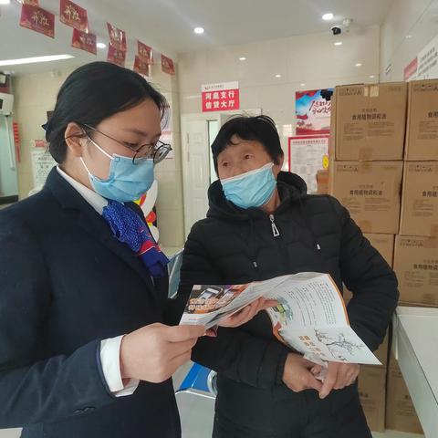 洛宁农商银行“双节”期间反假货币宣传活动