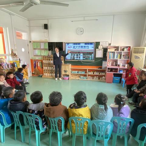 洛宁县直幼儿园中二班 家长进课堂活动“银行里面有什么”