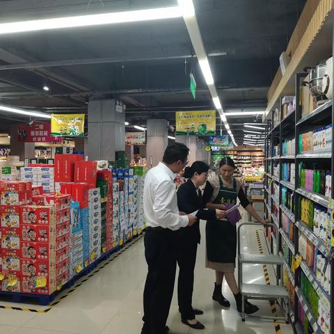 息县农商行路口支行开展“消费者权益保护教育宣传月”进商户活动