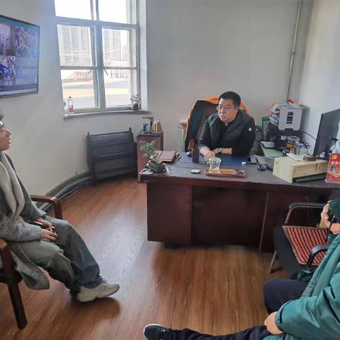 包头邮区中心与无人车厂家负责人就使用事宜进行现场沟通