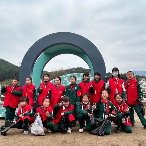 “学雷锋护家园”垃圾分类，我们在行动——水南小学三3中队开展护城河实践活动