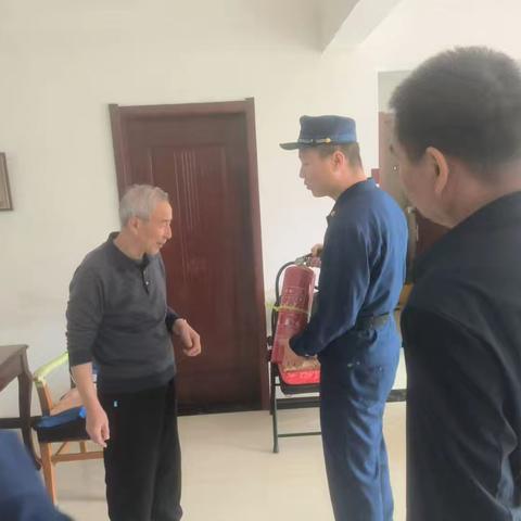 青年路消防所联合社区及物业开展“敲门入户”消防安全宣传活动