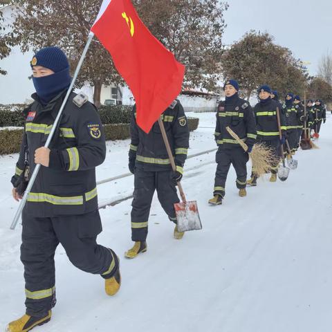 【临沂支队】河东大队汤头消防救援站开展扫雪除冰工作