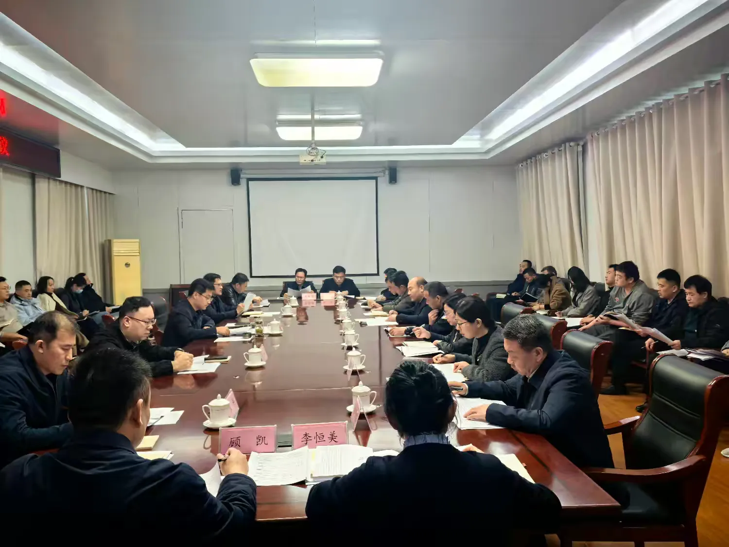 简篇-高官寨街道召开党工委(扩大)会议