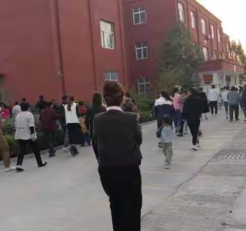 家校携手，静待花开----大曹小学家长会