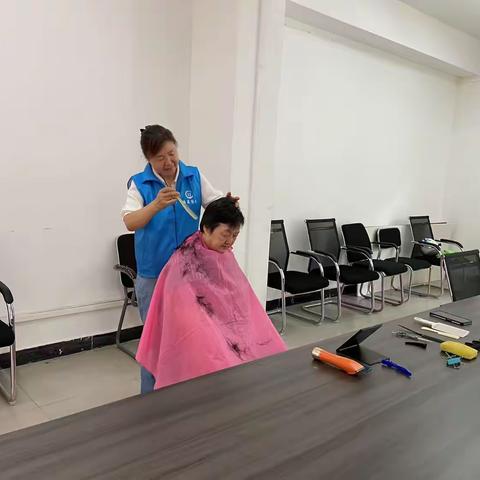 新时代文明实践站|金光门社区志愿服务让爱心传递 公益理发在行动