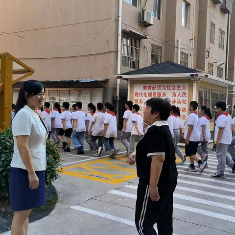 情系教师节慰问暖人心 ——宿城区教育局领导莅临宿迁市快乐儿童学校开展教师节慰问活动