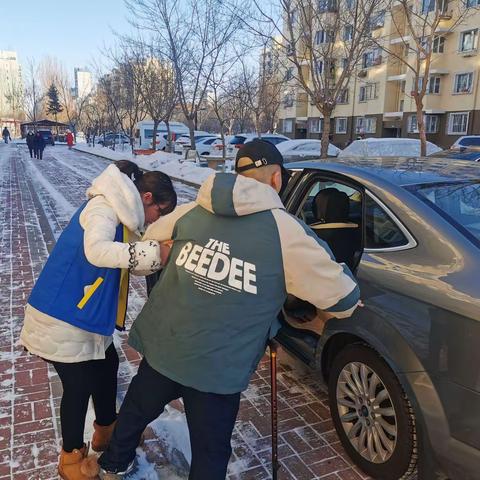 助力办理银行卡 社区实帮暖人心