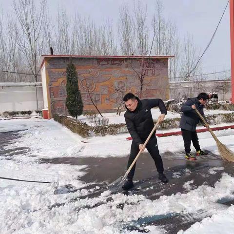 瑞雪纷飞铺锦绣 扫雪除冰护平安——陶庄学区各学校开展扫雪除冰活动