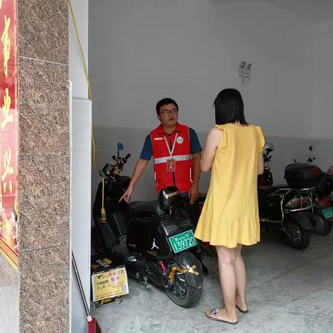 忙入户，保平安——网格员开展消防安全隐患排查工作