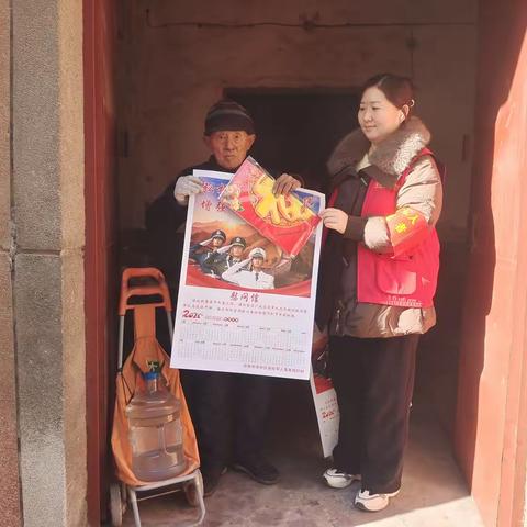 白马山街道韩家庄社区“赠送新年挂历 情暖退役军人”
