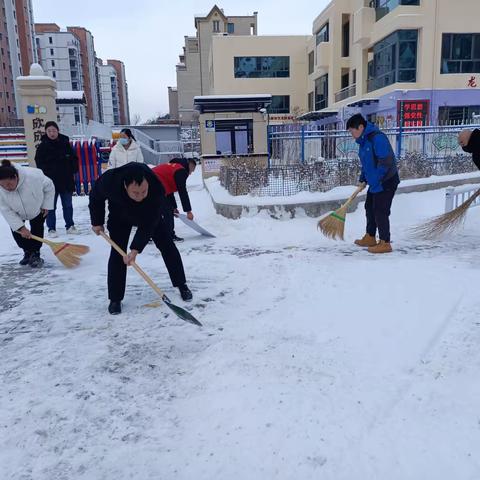“双争”进行时|双塔山镇龙玺御园社区开展“扫雪除冰暖人心 ”志愿服务活动