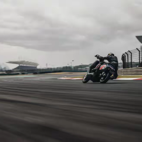 电摩产业“卷上天”？小牛用赛道纪录定义性能新高度