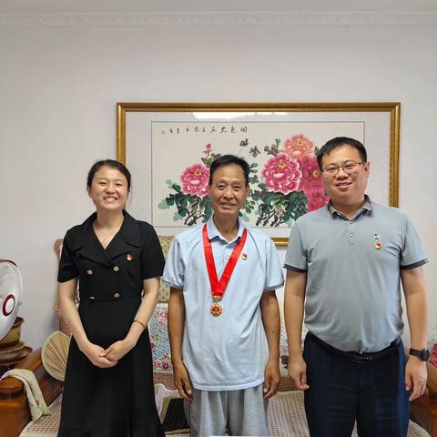 七一慰问老党员——50年党龄，半世纪荣光