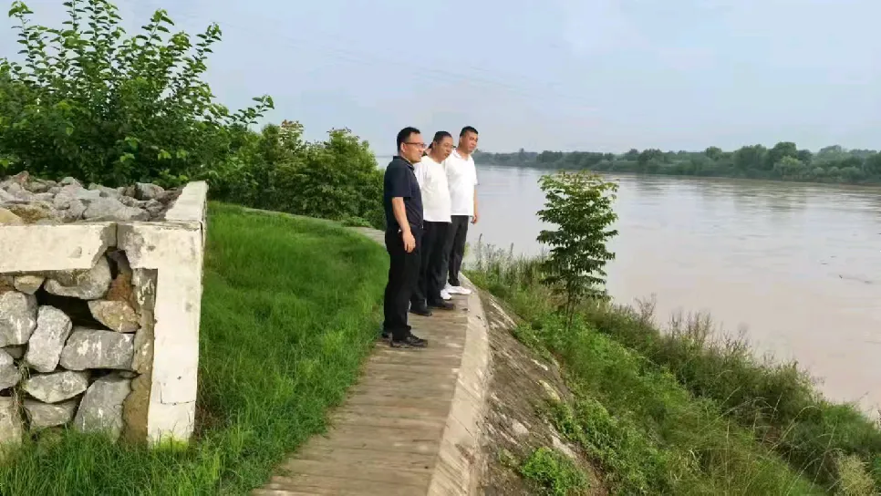 簡篇-扎實履行河長制 保障汛期安全||張卜街道干群齊心共同守護河暢岸綠景美