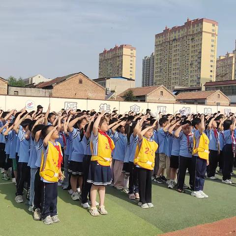 童心向党 逐梦成长——二年级升旗仪式纪实
