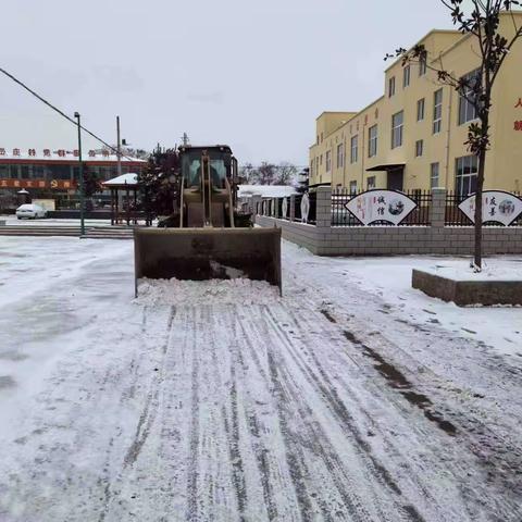 党员干部齐上阵 扫雪除冰暖人心