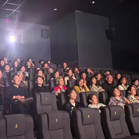 青春绽芳华，奋斗正当时——姚家街道十里河社区五四青年节观影活动