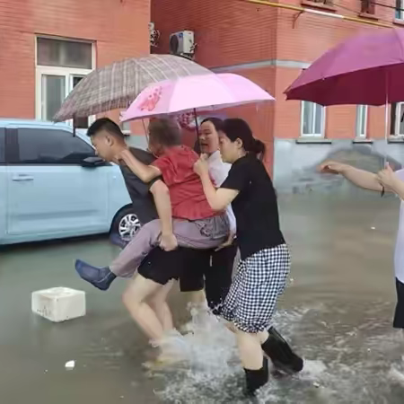 以雨为令，闻“汛”而动！顺河街街道无职党员防汛一线显担当