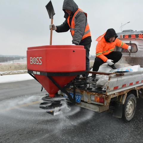 昼夜奋战守出行安全  破冰除雪保公路畅通