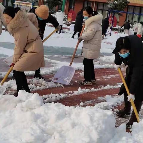 教师忙扫雪，安全暖人心——蒲西小学除雪在行动